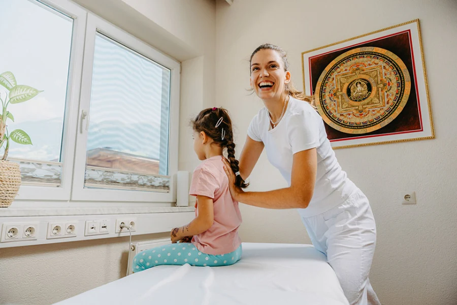 Osteopathische Behandlung eines Kindes in der Praxis am DOK