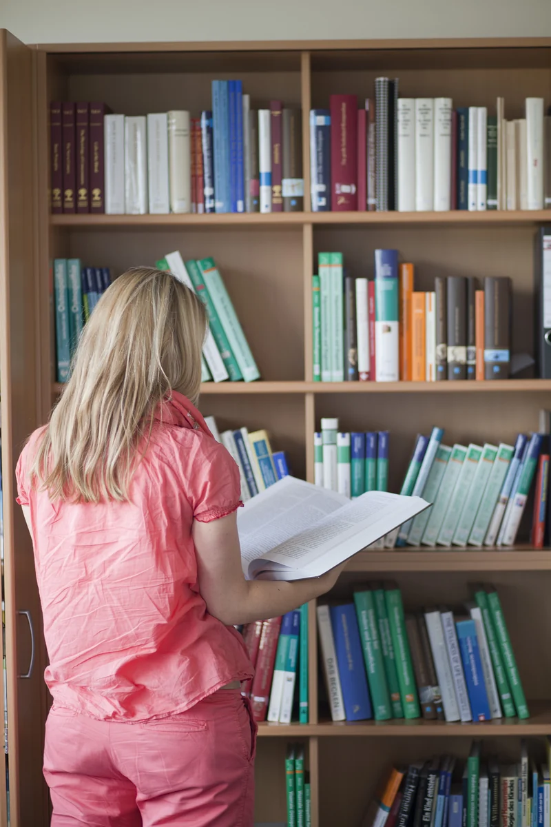 Studierende liest in der Fachbibliothek des Kollegs