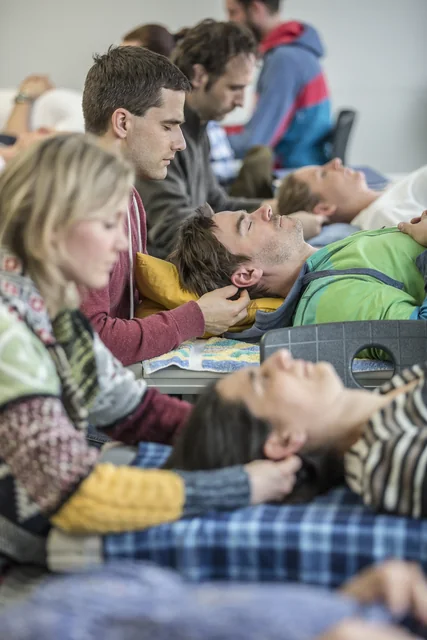 Studierende beobachten konzentriert eine Behandlungsdemonstration