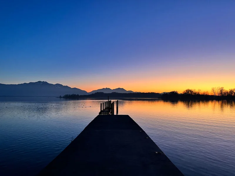 Abendstimmung: Steg im Abendrot am Chiemsee