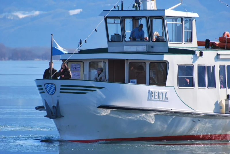 Anreise per Schiff: Die Fähre bringt Teilnehmer:innen über den winterlichen Chiemsee