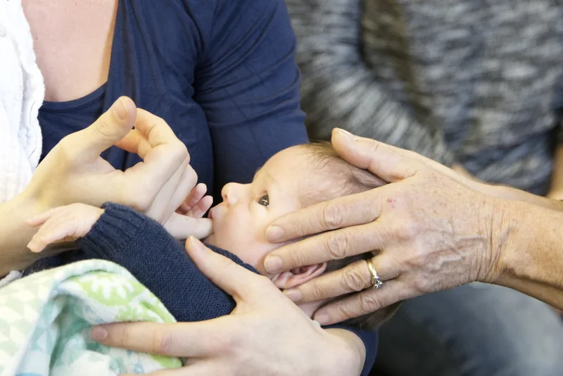 Kraniale Behandlung eines Säuglings, Nahaufnahme der Hände