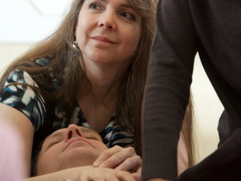 Behandlung im Workshop, die Patientin schaut lächelnd zur Seite