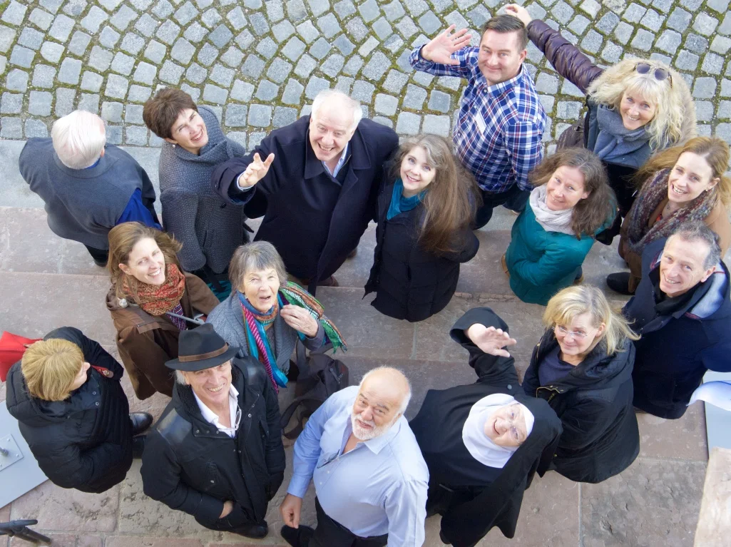 Gruppenfoto der Symposiums-Teilnehmer:innen im Klosterhof, von oben aufgenommen