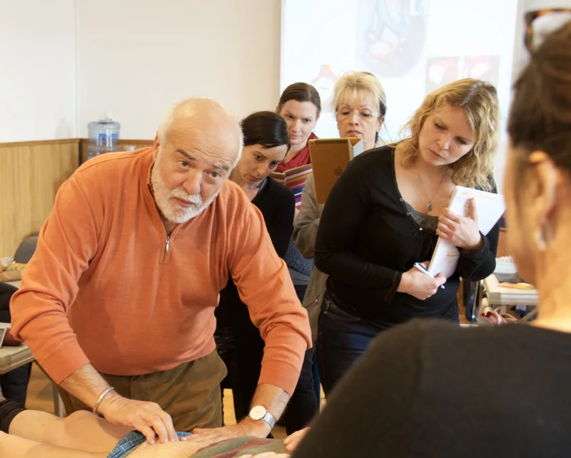 Hands-on-Workshop: Dozent demonstriert eine Technik, die Gruppe schaut zu