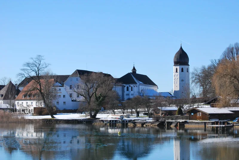 Kloster Frauenwörth im Winter, vom Wasser aus gesehen
