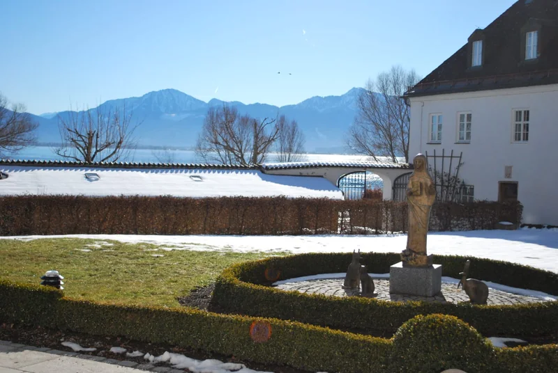 Verschneiter Klosterhof mit Brunnen auf der Fraueninsel