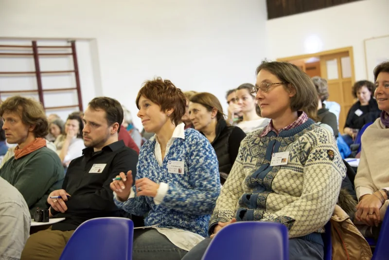 Publikum im Vortragssaal des Symposiums